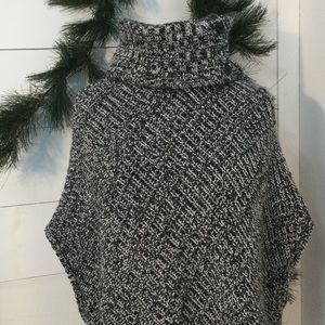 black white sweater poncho great condition -size small Banana Republic